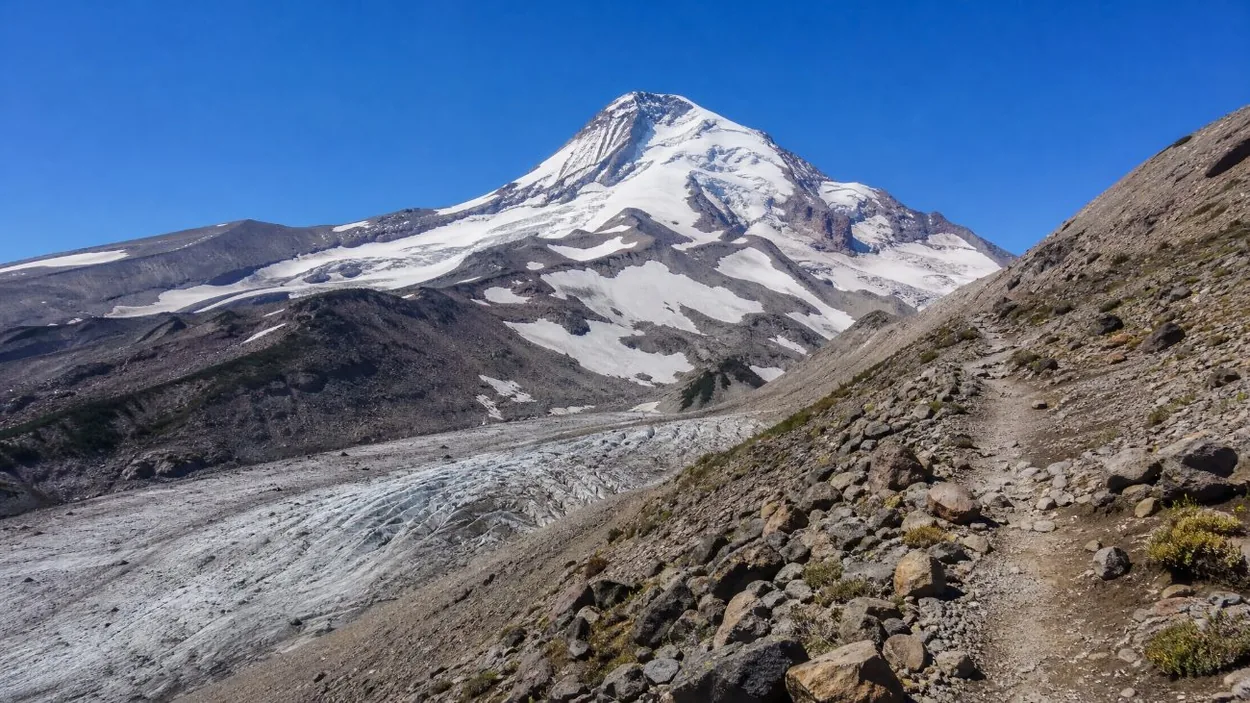 Un sentiero di cresta rocciosa sopra un ghiacciaio sul versante nord-orientale del monte Hood