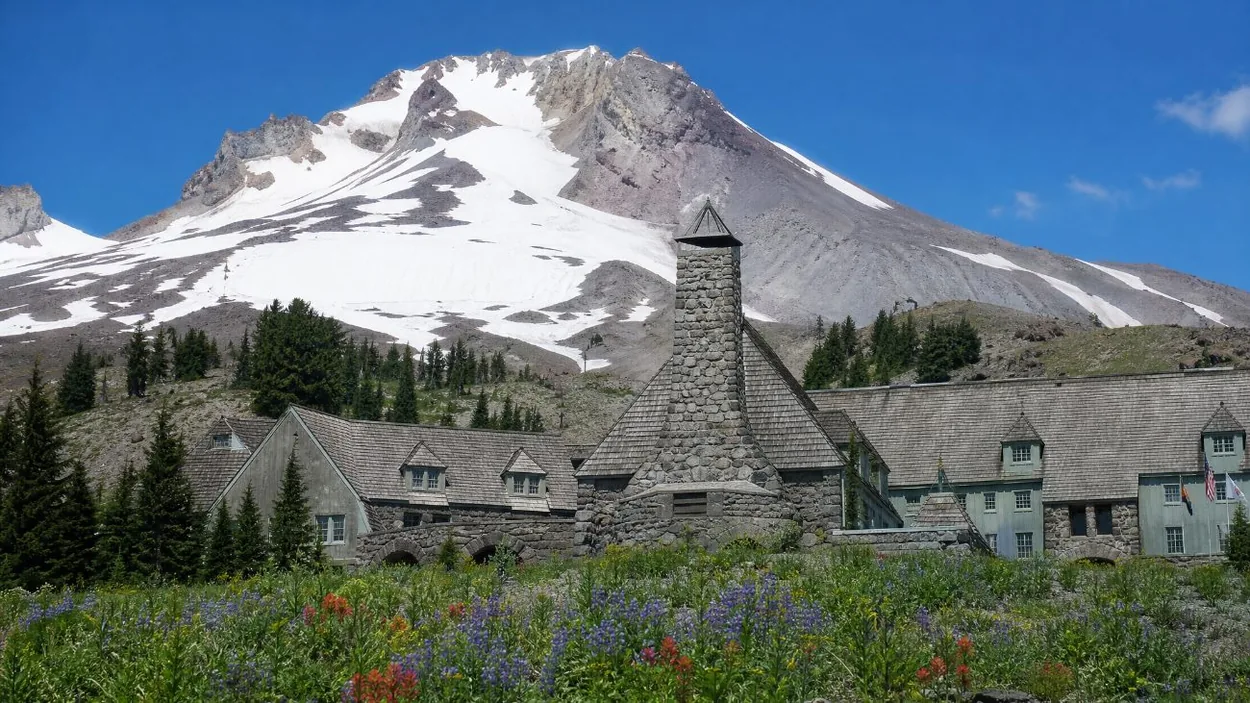 La facciata in pietra e legno di Timberline Lodge in una soleggiata giornata estiva