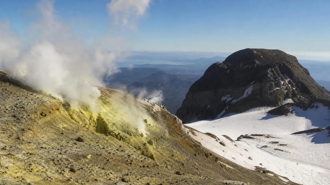 Vapore che sale dalla roccia vulcanica vicino al cratere innevato del monte Hood